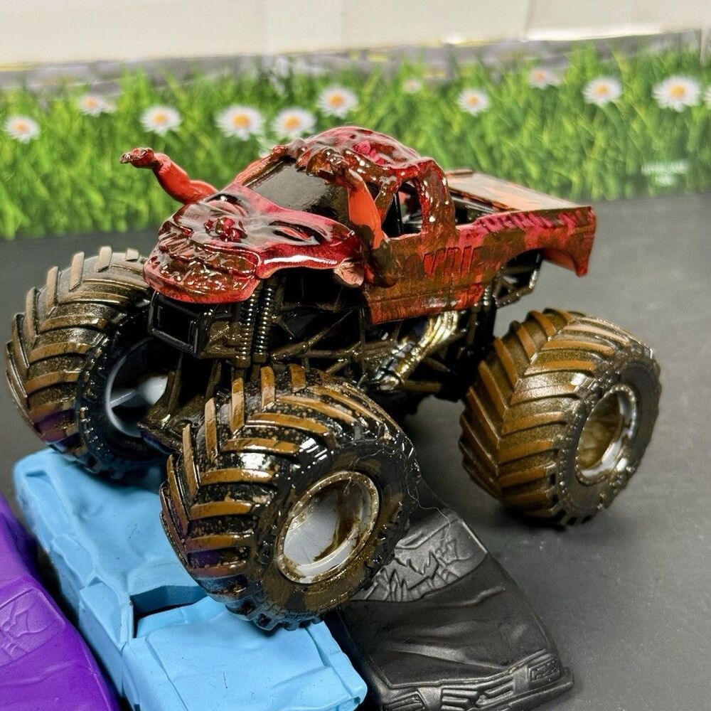 Custom Monster Jam Red Zombie Mud Run Runner 1:64 Monster Truck
